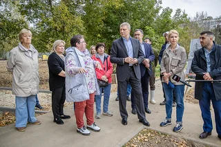 Глава Одинцовского округа проверил темпы благоустройства сквера и детской площадки в Городке-17