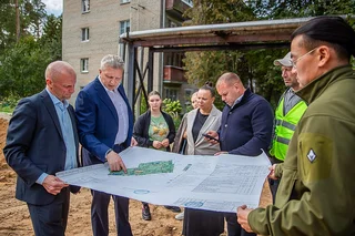 Глава Одинцовского округа вместе с жителями проверил ход благоустройства сквера в поселке Усово-Тупик