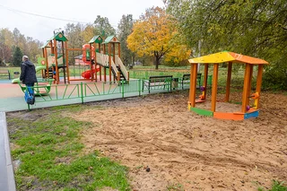 Обновленную дворовую территорию в деревне Чупряково осмотрел Андрей Иванов