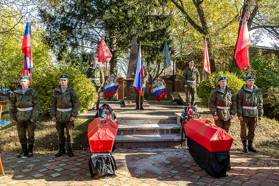 В Одинцовском округе торжественно перезахоронили погибших в 1941 году в битве за Москву девятерых красноармейцев, В Одинцовском округе торжественно перезахоронили погибших в 1941 году в битве за Москву девятерых красноармейцев