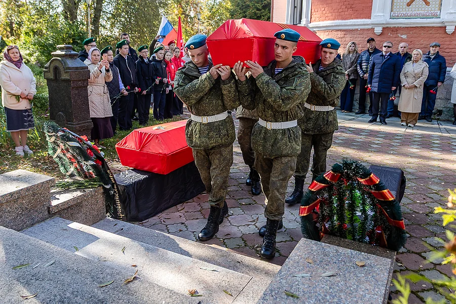 В Одинцовском округе торжественно перезахоронили погибших в 1941 году в битве за Москву девятерых красноармейцев, В Одинцовском округе торжественно перезахоронили погибших в 1941 году в битве за Москву девятерых красноармейцев