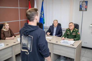 Участие в очередном заседании призывной комиссии принял глава муниципалитета. Андрей Иванов пообщался с призывниками и пожелал им успешной срочной службы