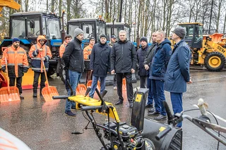 Глава Одинцовского округа Андрей Иванов провел плановый смотр коммунальной специализированной техники МБУ «ЗРЭС» и ООО» Спецстрой», которая будет задействована в зимней уборке на территории Звенигорода