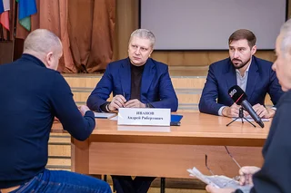 Глава Одинцовского округа Андрей Иванов вместе с профильными заместителями провел личный прием в формате «Выездной администрации» в Жаворонковском — на площадке Ликинской средней школы
