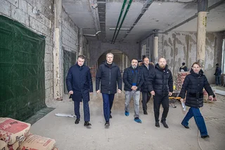 «Внутри рабочие сделали большую часть перегородок, продолжают штукатурить стены и готовить основания под полы с утеплением и звукоизоляцией. Систему отопления смонтировали примерно на 30%. На объекте сейчас работают 85 человек и 5 единиц техники. До конца года черновой этап должен быть закрыт. На следующей неделе в здание подадут тепло, после чего начнётся монтаж сетей — водопровода, канализации и электрики», — сообщил Андрей Иванов