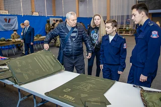 Стенд индивидуального предпринимателя Оксаны Захаровой. Её фирма базируется в поселке Малые Вяземы и производит армированные панели из арамида «Умка». Они эффективно защищают от осколков и высоких температур, а универсальность позволяет использовать панели для бронирования любой техники и охраны объектов