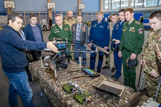 Особое внимание на выставке привлек стенд компании «БГ-Оптикс», которая создаёт современные беспилотники «Феникс-3» и системы защиты от вражеских дронов