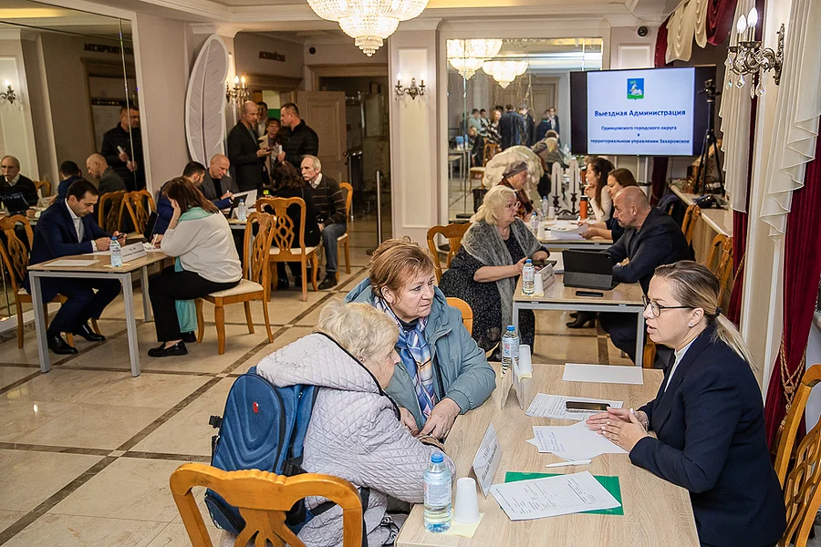 Глава Одинцовского городского округа Андрей Иванов вместе с профильными заместителями провел личный прием в формате «Выездной администрации» в территориальном управлении Захаровское — на площадке Дома культуры в поселке Летний Отдых, Личный прием провел Андрей Иванов в Захаровском