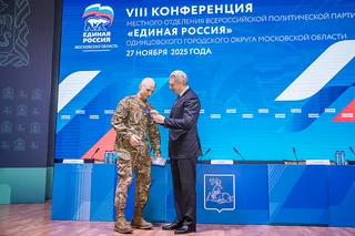 Андрей Иванов вручил партийный билет участнику СВО, кавалеру трех Орденов Мужества Сергею Добрынину — ветеран активно участвует в общественно-политической жизни Звенигорода и Одинцовского округа