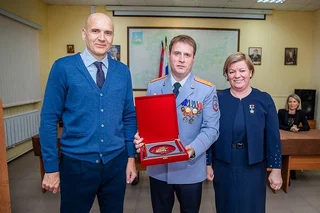 На торжественном собрании глава Одинцовского округа Андрей Иванов совместно с первым заместителем председателя Московской областной Думы Ларисой Лазутиной, депутатом Мособлдумы Дмитрием Голубковым, председателем Совета депутатов Одинцовского округа Татьяной Одинцовой, представителями силовых структур поздравил личный состав и ветеранов УМВД России по Одинцовскому городскому округу с профессиональным праздником