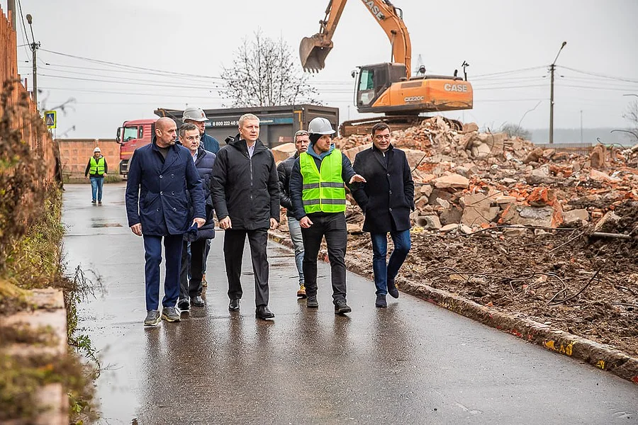 Андрей Иванов проверил ход работ по сносу аварийного детского сада в поселке ВНИИССОК