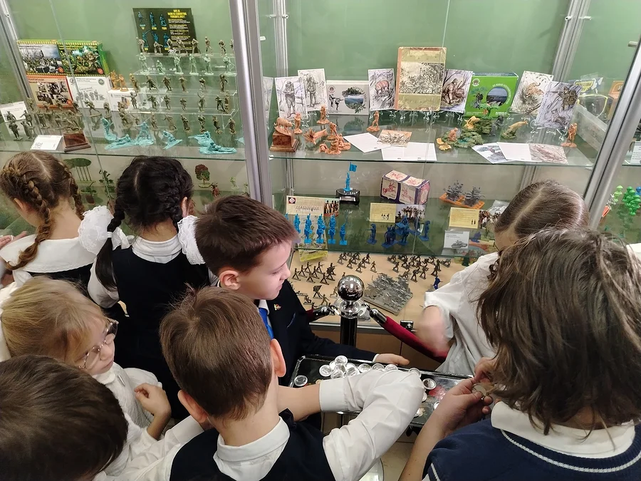 Ежегодная выставка «Миниатюра для творческой молодежи» открылась в Барвихинской школе