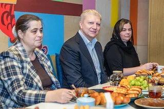 Андрей Иванов вручил подарочные сертификаты ветеранам и семьям погибших героев специальной военной операции