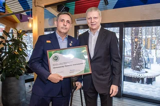 Андрей Иванов вручил подарочные сертификаты ветеранам и семьям погибших героев специальной военной операции