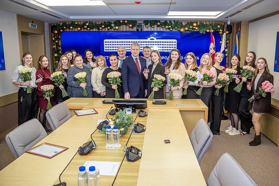 s, Андрей Иванов вручил удостоверения мастеров спорта софтболисткам Одинцовской школы олимпийского резерва