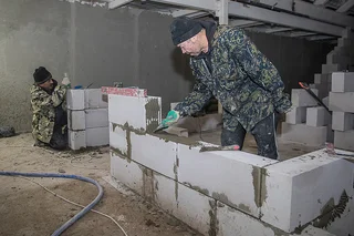 В Звенигороде продолжается капитальный ремонт спортивного комплекса «Звезда». Учреждение включено в государственную программу Московской области «Строительство и капитальный ремонт объектов социальной инфраструктуры». К настоящему моменту капитальный ремонт выполнен на 25%: на объекте завершены демонтажные работы, строители усиливают стены здания с помощью фахверков и обустраивают внутренние перегородки. На площадке задействовано 35 человек и 4 единицы техники