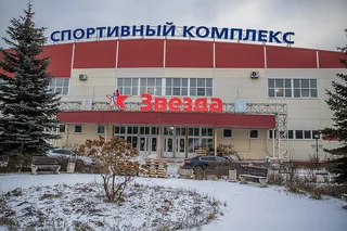 В Звенигороде продолжается капитальный ремонт спортивного комплекса «Звезда». Учреждение включено в государственную программу Московской области «Строительство и капитальный ремонт объектов социальной инфраструктуры». К настоящему моменту капитальный ремонт выполнен на 25%: на объекте завершены демонтажные работы, строители усиливают стены здания с помощью фахверков и обустраивают внутренние перегородки. На площадке задействовано 35 человек и 4 единицы техники