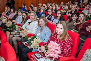Глава муниципалитета Андрей Иванов в пятницу, 28 ноября, вручил медали «Материнская слава» многодетным мамам Одинцовского округа