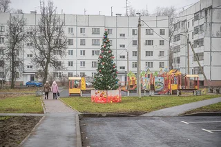 Результаты благоустройства дворовой территории в поселке Покровский городок проверил Андрей Иванов