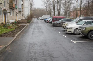 Результаты благоустройства дворовой территории в поселке Покровский городок проверил Андрей Иванов