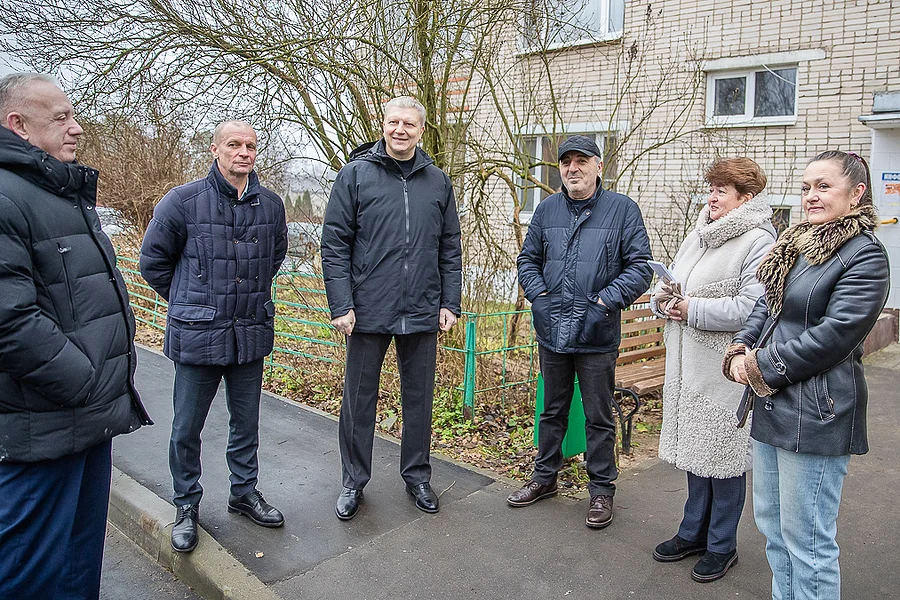 Во вторник, 2 декабря, глава Одинцовского округа Андрей Иванов вместе с жителями обсудил итоги комплексного благоустройства дворовой территории в поселке Покровский городок, Результаты благоустройства дворовой территории в поселке Покровский городок проверил Андрей Иванов