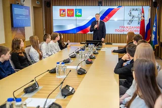 Глава Одинцовского округа Андрей Иванов в пятницу, 28 ноября, вручил первые паспорта 20 юным жителям муниципалитета
