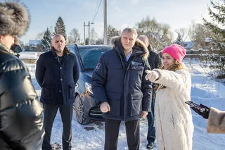 Глава Одинцовского округа Андрей Иванов в пятницу, 23 декабря, встретился с жителями деревни Власово. Ранее несколько владельцев домов обратились с просьбой благоустроить дорогу, ведущую к их участкам. Из-за отсутствия твердого покрытия проезд затруднен: помимо сложностей с доступом к домам самих жильцов, к зданиям не может проехать техника, в летнее время дорогу размывает дождем. Людям приходится своими силами вытаскивать машины из ям. Андрей Иванов поручил провести работы по отсыпке грунта на этом участке — к оборудованию временного проезда приступят весной, после схода снежного покрова