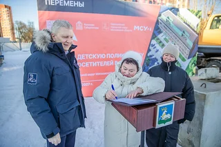 Во вторник, 17 февраля, глава Одинцовского округа Андрей Иванов вместе с жителями Звенигорода, первым заместителем председателя Мособлдумы Ларисой Лазутиной, депутатом Совета депутатов Одинцовского округа Ольгой Ермаковой и главным врачом Одинцовской областной больницы Иваном Каприным заложил капсулу времени в основание новой детской поликлиники