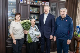 Глава Одинцовского округа Андрей Иванов во вторник, 17 февраля, поздравил с 96-летием жительницу Звенигорода, труженицу тыла Марию Шадурину
