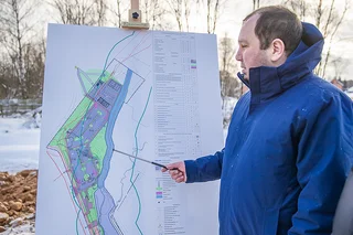 В парке Маслово Одинцовского округа продолжаются работы второго этапа благоустройства — он включает в себя обустройство парковки на 137 машиномест с освещением и видеонаблюдением, хозяйственного двора с теплыми ангарами для хранения техники, навесами и административным павильоном, а также установку туалетного модуля, зарядных станций для электромобилей, создание комнаты матери и ребенка