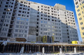На улице Генерала Вотинцева в Кубинке продолжается строительство многоэтажного дома для семей военнослужащих. Объект возводится при поддержке Сбербанка. Во вторник, 3 февраля, ход работ на объекте проверил глава Одинцовского округа Андрей Иванов