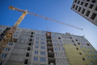 На улице Генерала Вотинцева в Кубинке продолжается строительство многоэтажного дома для семей военнослужащих. Объект возводится при поддержке Сбербанка. Во вторник, 3 февраля, ход работ на объекте проверил глава Одинцовского округа Андрей Иванов