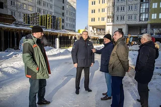 На улице Генерала Вотинцева в Кубинке продолжается строительство многоэтажного дома для семей военнослужащих. Объект возводится при поддержке Сбербанка. Во вторник, 3 февраля, ход работ на объекте проверил глава Одинцовского округа Андрей Иванов
