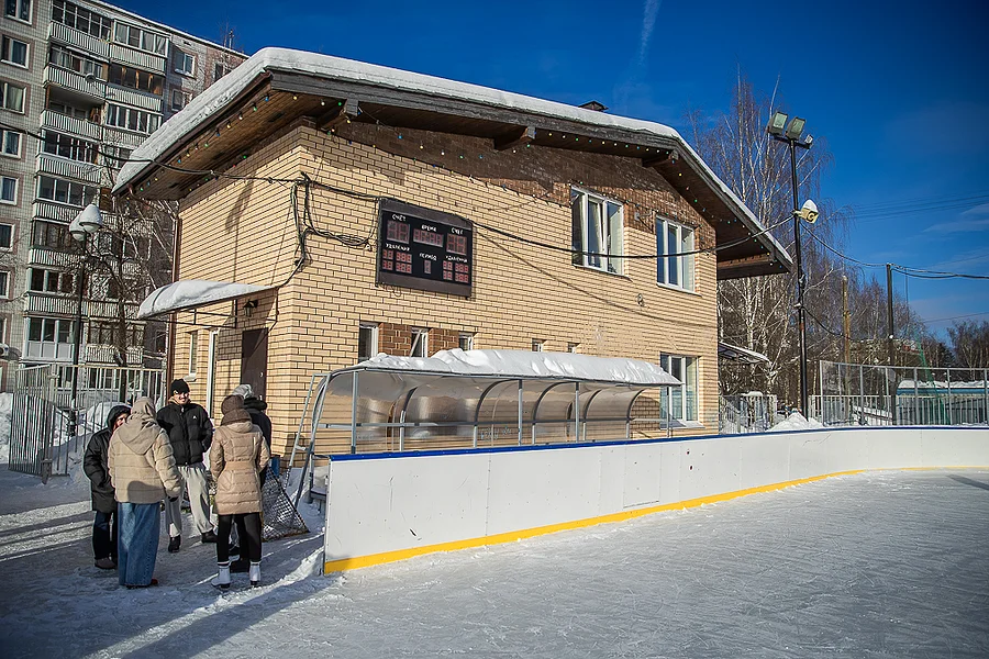 s 2, Хоккейную коробку в поселке Горки-10 осмотрел Андрей Иванов