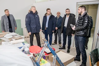 Глава Одинцовского округа Андрей Иванов в пятницу, 13 февраля, вместе с главным врачом Одинцовской больницы Иваном Каприным проверил ход текущего ремонта в амбулатории поселка Горки-10