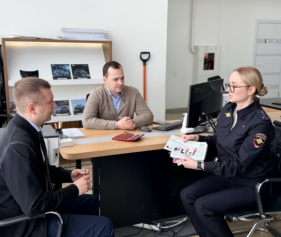 Сотрудники Одинцовской Госавтоинспекции провели профилактические беседы с посетителями и работниками автосалона, Сотрудники Одинцовской Госавтоинспекции провели профилактические беседы с посетителями и работниками автосалона