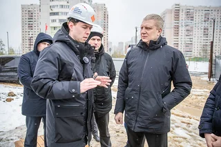 Глава Одинцовского округа Андрей Иванов во вторник, 28 апреля, проверил ход строительства новой поликлиники со станцией скорой помощи и стационаром на 50 коек в микрорайоне Новая Трехгорка