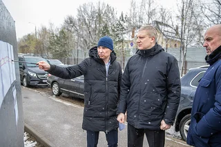 В микрорайоне Новая Трехгорка города Одинцово в 2026 году приведут в порядок одну из главных улиц — Кутузовскую. Общая протяженность участка ремонта составит 1035 метров — это 14,9 тысячи квадратных метров проезжей части и 4,9 тысячи «квадратов» тротуара. Как сообщил в ходе инспекции глава Одинцовского округа Андрей Иванов, ремонтные работы стартуют 15 мая