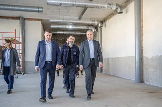 Глава Одинцовского округа Андрей Иванов во вторник, 31 марта, вместе с жителями проверил ход реконструкции Академии дзюдо в Звенигороде