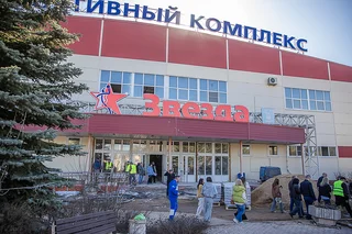 Глава Одинцовского округа Андрей Иванов во вторник, 31 марта, вместе с жителями Звенигорода проверил ход капитального ремонта спортивного комплекса «Звезда»