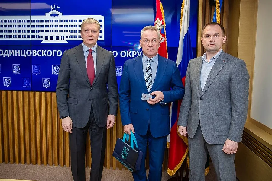 фото текст 1, Глава Одинцовского округа Андрей Иванов вручил членские билеты 24-м участникам Ассоциации ветеранов СВО