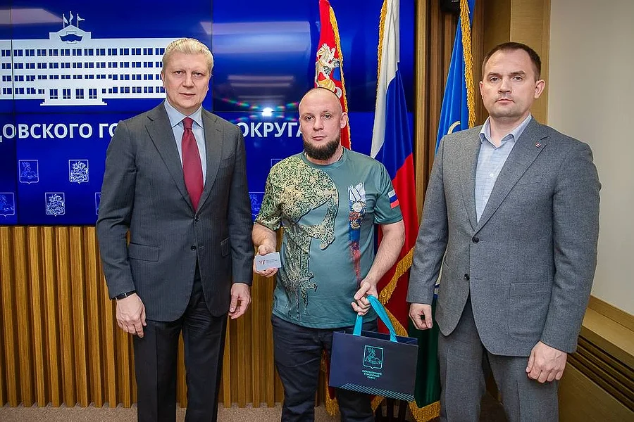 фото текст 2, Глава Одинцовского округа Андрей Иванов вручил членские билеты 24-м участникам Ассоциации ветеранов СВО