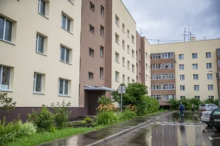 Представители администрации Одинцовского округа во вторник, 7 июля, проверили ход капитального ремонта жилого дома № 14 в поселке Покровский городок