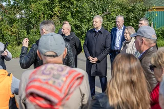 Обновленную дорогу в поселке Старый Городок осмотрел Андрей Иванов вместе с жителями