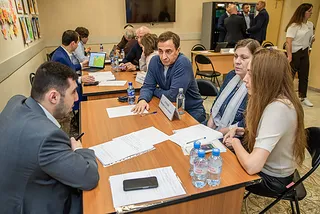 Глава Одинцовского округа Андрей Иванов во вторник, 13 октября, вместе с профильными заместителями провел личный прием в формате «Выездной администрации» в территориальном управлении Рублевское — на площадке Дома молодежи в поселке Горки-2
