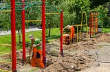 Более 30 детских игровых и спортивных площадок приводят в порядок в Жаворонковском
