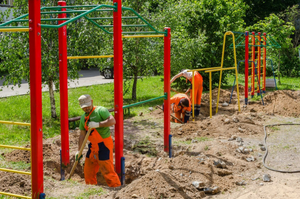 Более 30 детских игровых и спортивных площадок приводят в порядок в Жаворонковском, Июнь