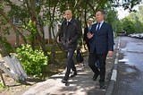 Дмитрий Голубков проверил ход ремонтных работ в подъездах Новоивановского