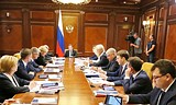 Стоит задача привести состояние не менее 50% региональных автодорог к нормативам — Медведев